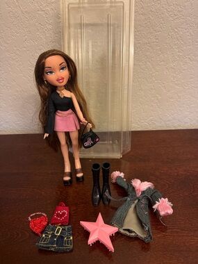 Vintage Bratz Doll Funk 'N' Glow Dana Original Outfits And Accessories 2001 MGA